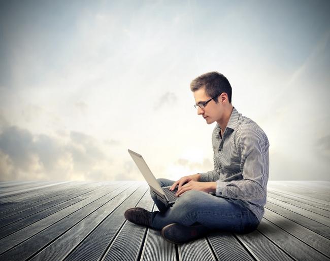 5 formas de aumentar los comentarios en tu blog man-writting-shutters