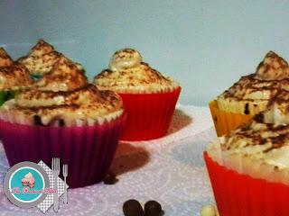 Cupcakes de café y chocolate con crema marshmallow. Cupcakes de café y chocolate con crema marshmallow.