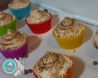 Cupcakes de café y chocolate con crema marshmallow. Cupcakes de café y chocolate con crema marshmallow.