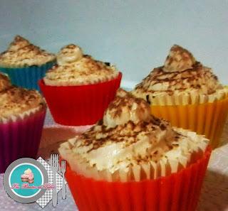 Cupcakes de café y chocolate con crema marshmallow. Cupcakes de café y chocolate con crema marshmallow.