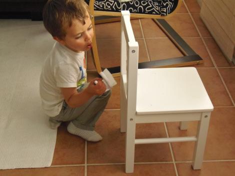 Limpiar una silla – Cleaning a chair Limpiar silla