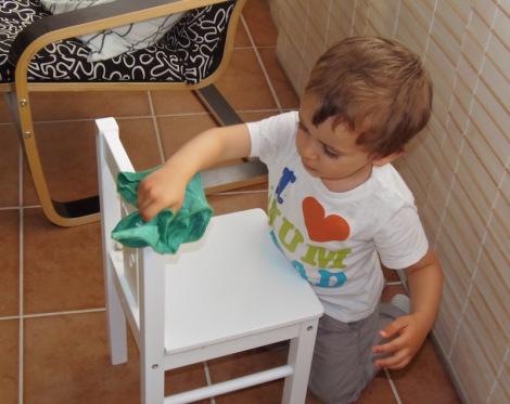 Limpiar una silla – Cleaning a chair Limpiar silla