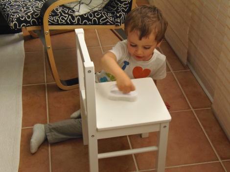 Limpiar una silla – Cleaning a chair Limpiar silla
