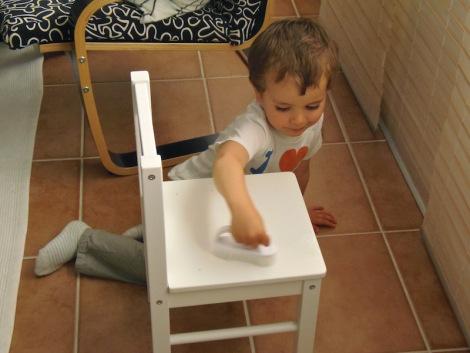 Limpiar una silla – Cleaning a chair Limpiar silla
