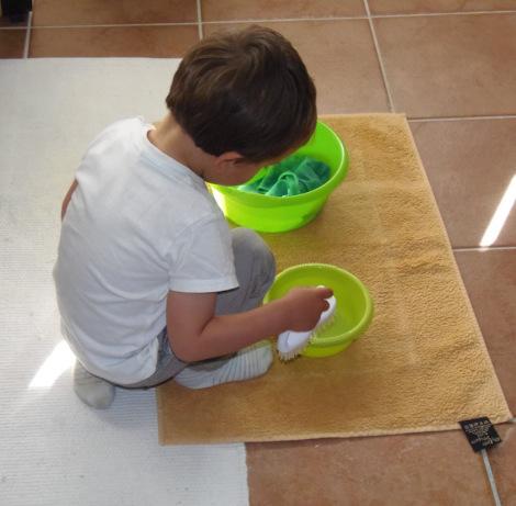 Limpiar una silla – Cleaning a chair Limpiar silla