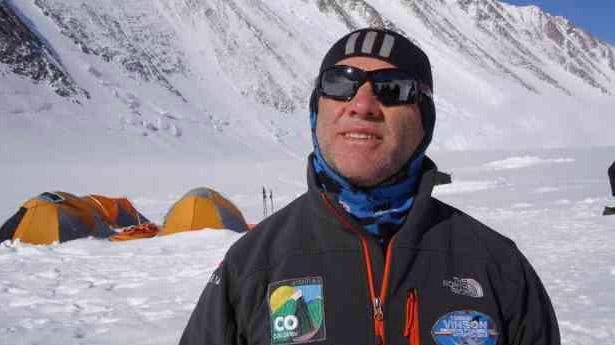 Nelson Cardona, intentará escalar las siete montañas más altas del mundo Busca discapacitado escalar las siete montañas más altas del mundo