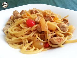 Recetas fáciles: Espaguetis con cerdo y frutas en almíbar