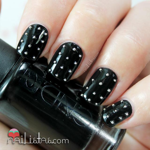 Uñas decoradas en negro charol con caviar