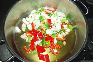 Cabrito guisado con patatinos y pimientos asados