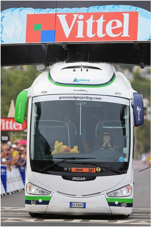El autobús del Orica GreenEdge choca con la línea de meta de la Etapa 1 (Foto: Alan García)