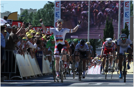 André Greipel celebra su victoria al sprint en la 6ª Etapa con final en Marsella (Foto: Le Tour)