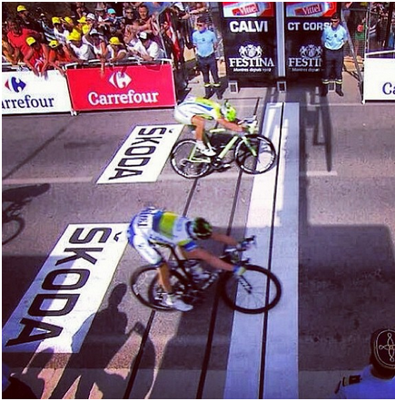 Simon Gerrans superó al sprint a Peter Sagan por escasos centímetros en la meta de Calvi en la 3ª Etapa (Foto: Le Tour)