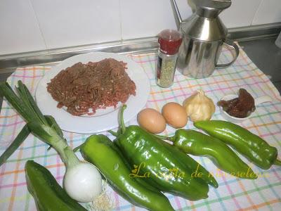 Pimientos rellenos de pastel de carne con pisto Pimientos rellenos de pastel de carne con pisto