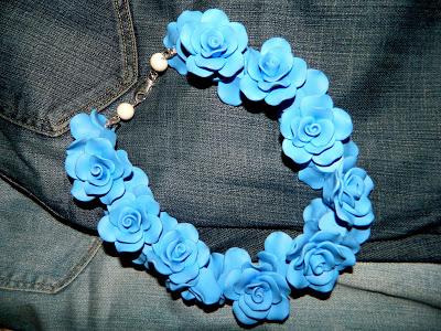 Letras rojas para el buzón y rosas azules para el cajón. Letras rojas para el buzón y rosas azules para el cajón.