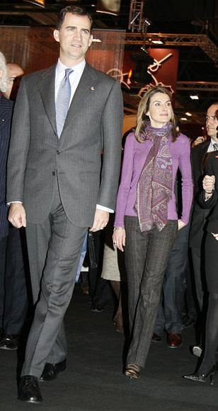Dña. Letizia, twin set y falda de Hugo Boss, en la audiencia a Jóvenes Iberoamericanos Dña. Letizia, twin set y falda de Hugo Boss, en la audiencia a Jóvenes Iberoamericanos