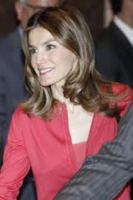 Dña. Letizia, twin set y falda de Hugo Boss, en la audiencia a Jóvenes Iberoamericanos Dña. Letizia, twin set y falda de Hugo Boss, en la audiencia a Jóvenes Iberoamericanos
