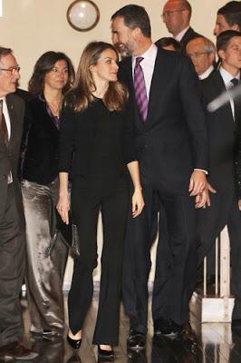 Dña. Letizia, twin set y falda de Hugo Boss, en la audiencia a Jóvenes Iberoamericanos Dña. Letizia, twin set y falda de Hugo Boss, en la audiencia a Jóvenes Iberoamericanos