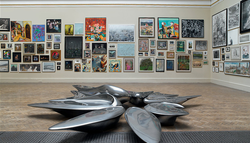 The Royal Academy Summer Exhibition RA Summer show 2013. Lecture room con obra de Zaha Hadid