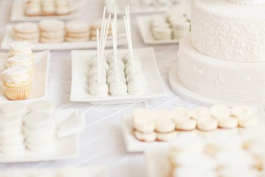 mesa de dulces en blanco