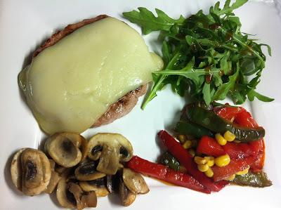 Hamburguesas De Pavo Al Queso De Oveja Con Pimientos Hamburguesas De Pavo Al Queso De Oveja Con Pimientos