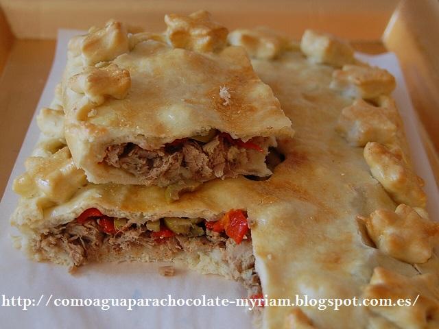 EMPANADA DE ATÚN, PIMIENTOS Y OLIVAS EMPANADA DE ATÚN, PIMIENTOS Y OLIVAS
