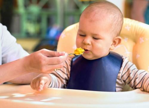 La introducción de sólidos en el bebé se debe realizar en su momento Alimentación infantil