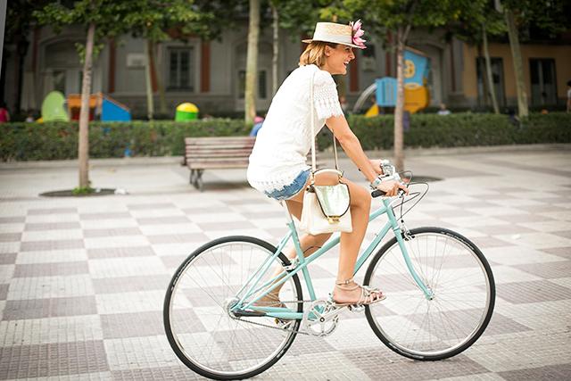 VINTAGE CYCLE CHIC OUTFITS, BOHOCHIC, canotier, storets, lace dress, ripped shorts, zara, topshop, turquesa hym, cycle, fashion bike, bicyclce, daily bicycle, plaza de chamberi, mercules, mercedes gallego, look con sombrero, bodas, cristina blanco, guia de estilo blog ,fashion blogger, spanis fashion blogs