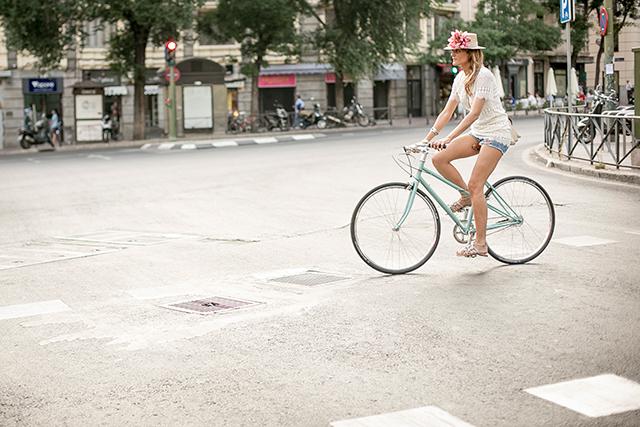 VINTAGE CYCLE CHIC OUTFITS, BOHOCHIC, canotier, storets, lace dress, ripped shorts, zara, topshop, turquesa hym, cycle, fashion bike, bicyclce, daily bicycle, plaza de chamberi, mercules, mercedes gallego, look con sombrero, bodas, cristina blanco, guia de estilo blog ,fashion blogger, spanis fashion blogs