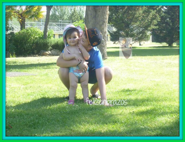 Primer día de piscina: usando los portabebés piscina