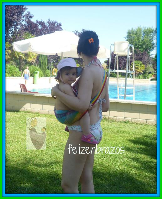 Primer día de piscina: usando los portabebés Piscina tonga (2)