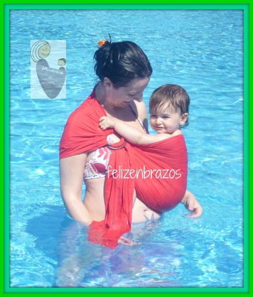 Primer día de piscina: usando los portabebés bandolera de agua