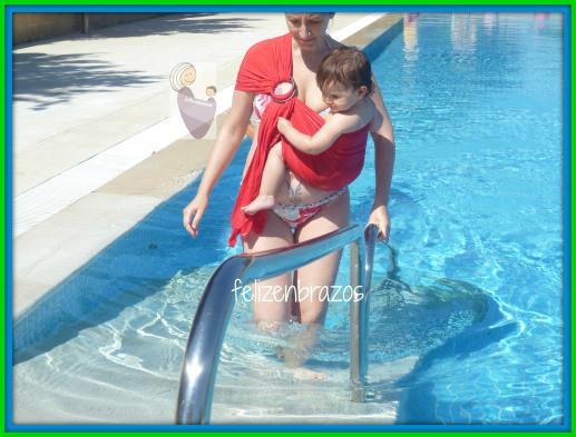 Primer día de piscina: usando los portabebés piscina bandolera