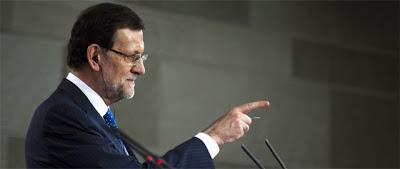 Rajoy contesta a dos preguntas gracias a sus apuntes.
