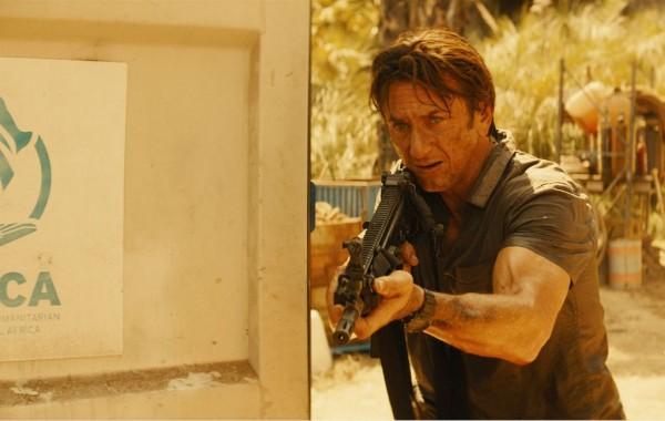 Sean Penn nos apunta con su AK-47 en la primera imagen de 'The Gunman'