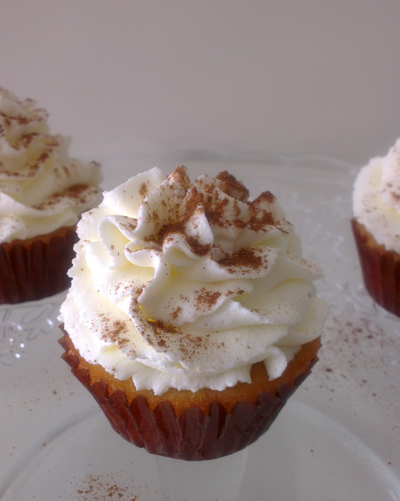 ♥ Cupcakes de leche merengada con nata montada