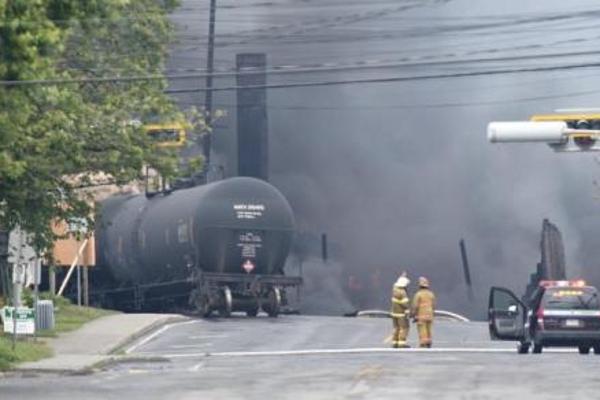 Descarrila tren petrolero y causa incendio en Canadá; cuantiosos daños