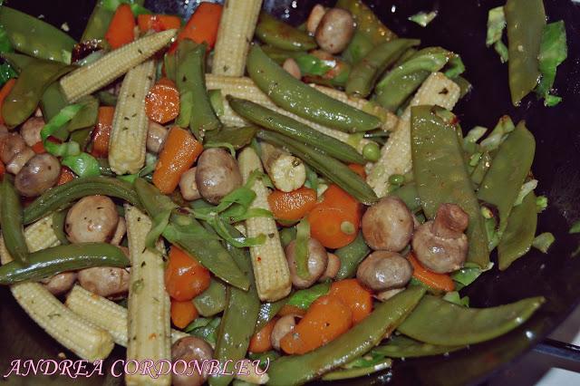 VERDURAS FRESCAS SALTEADAS CON MUSLITOS EN SALSA INDIA DE YOGURT E HIGO VERDURAS FRESCAS SALTEADAS CON MUSLITOS EN SALSA INDIA DE YOGURT E HIGO