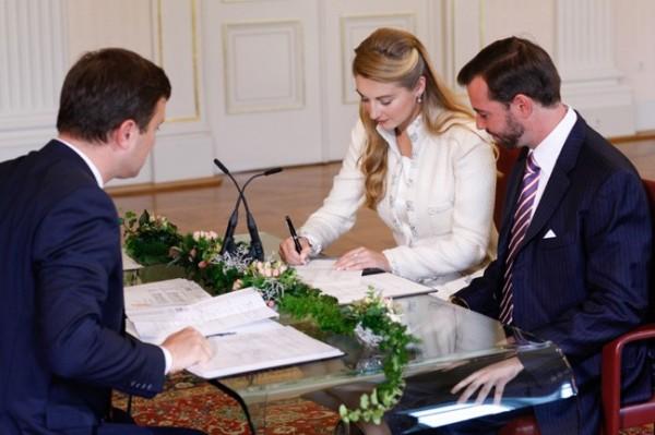 Boda Real Luxemburgo: Enlace Civil Guillermo de Luxemburgo y Stéphanie de Lannoy firmando el acta matrimonial