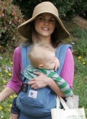 keri-russell-and-ergo-baby-carrier-gallery