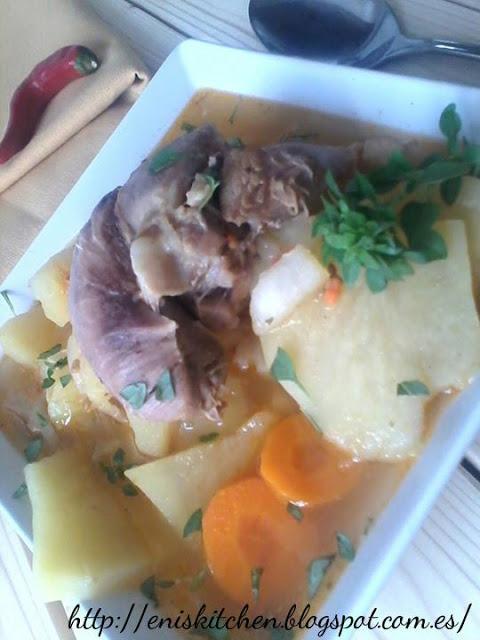 Guiso de patatas con codillo - Tocanita de cartofi cu ciolan proaspat Guiso de patatas con codillo - Tocanita de cartofi cu ciolan proaspat