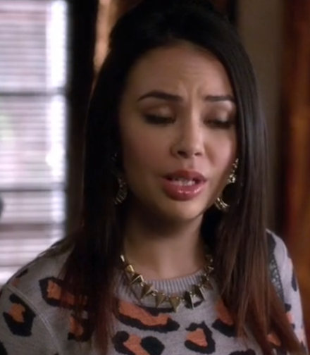 ¿De donde es lo que lleva puesto? Versión: Pretty Little Liars 2
