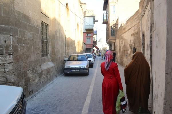 Entre el Tigris y el Éufrates: Mis primeros pasos en Medio Oriente Mujeres caminando por las callejuelas de SanliUrfa