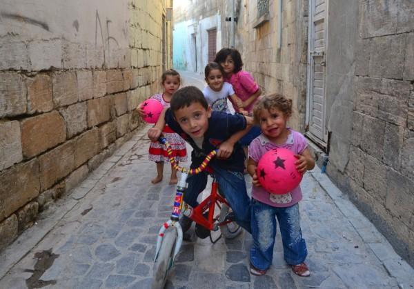 Entre el Tigris y el Éufrates: Mis primeros pasos en Medio Oriente Los niños dejaron sus juegos y posaron espontáneamente para las fotos