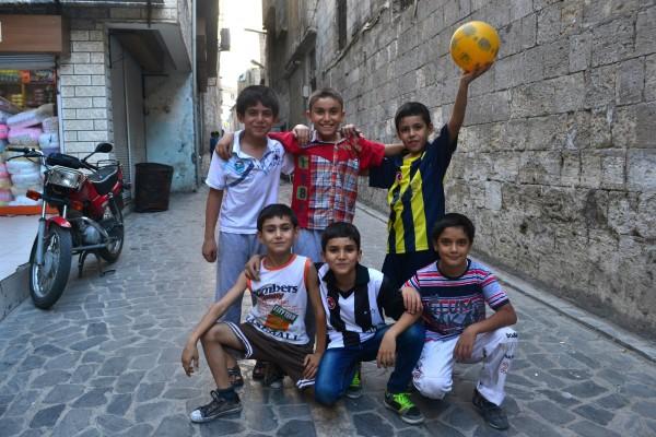 Entre el Tigris y el Éufrates: Mis primeros pasos en Medio Oriente Los niños dejaron sus juegos y posaron espontáneamente para las fotos