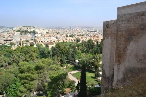 Entre el Tigris y el Éufrates: Mis primeros pasos en Medio Oriente Vista de SanliUrfa desde la colina del antiguo castillo en ruinas