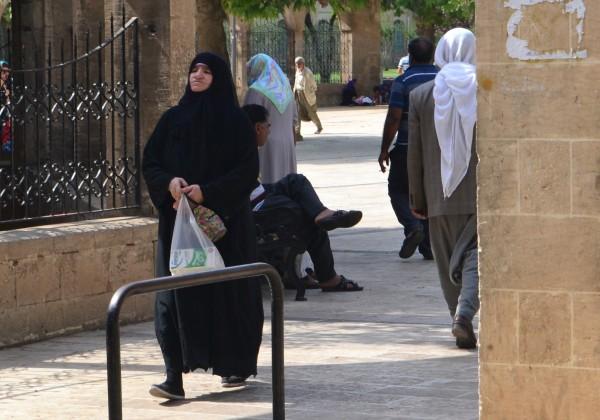 Entre el Tigris y el Éufrates: Mis primeros pasos en Medio Oriente Una mujer musulmana con la vestimenta típica, en SanliUrfa