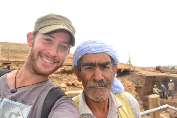 Entre el Tigris y el Éufrates: Mis primeros pasos en Medio Oriente En Gobekli Tepe, hasta los excavadores turcos son agradables. Este pidió posar para la foto!