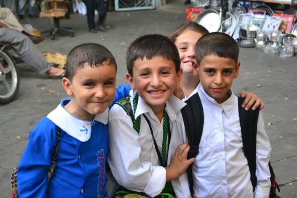Entre el Tigris y el Éufrates: Mis primeros pasos en Medio Oriente Niños de colegio posando para unas fotos