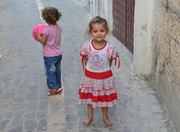 Entre el Tigris y el Éufrates: Mis primeros pasos en Medio Oriente Los niños dejaron sus juegos y posaron espontáneamente para las fotos