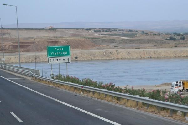 Entre el Tigris y el Éufrates: Mis primeros pasos en Medio Oriente Cartel del viaducto sobre el Éufrates, la bienvenida al Medio Oriente turco